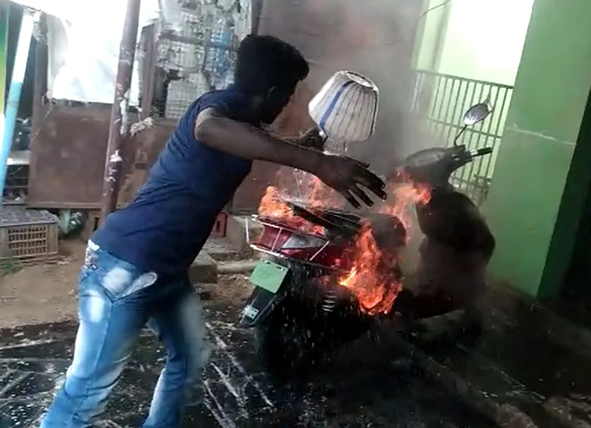 எரிகிற ஸ்கூட்டரில் தண்ணியை ஊத்தாதீங்க!