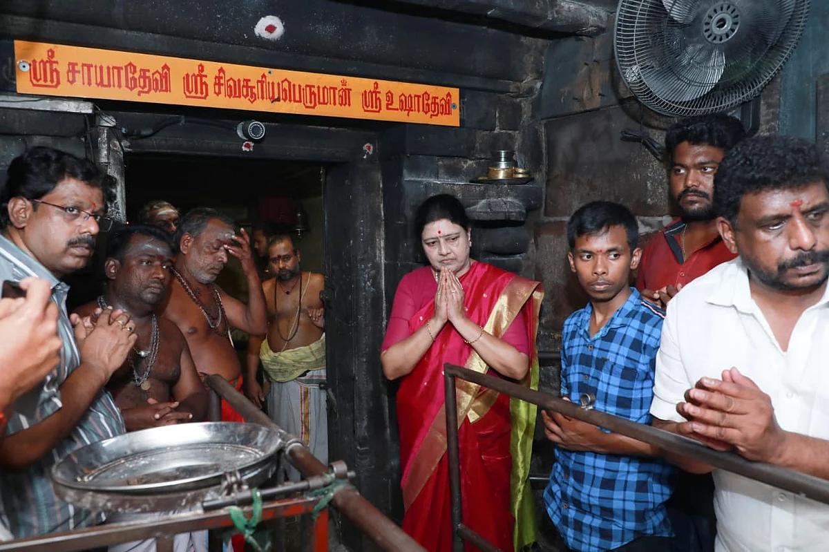 சாமி தரிசனம் செய்த சசிகலா