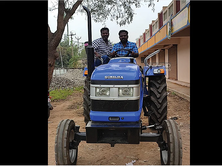 கம்பெனிக்கு போன கடன் பணம் கைக்கு வந்து சேராத டிராக்டர்!அதிர வைக்கும் லோன் மோசடி... விவசாயிகளே உஷார்