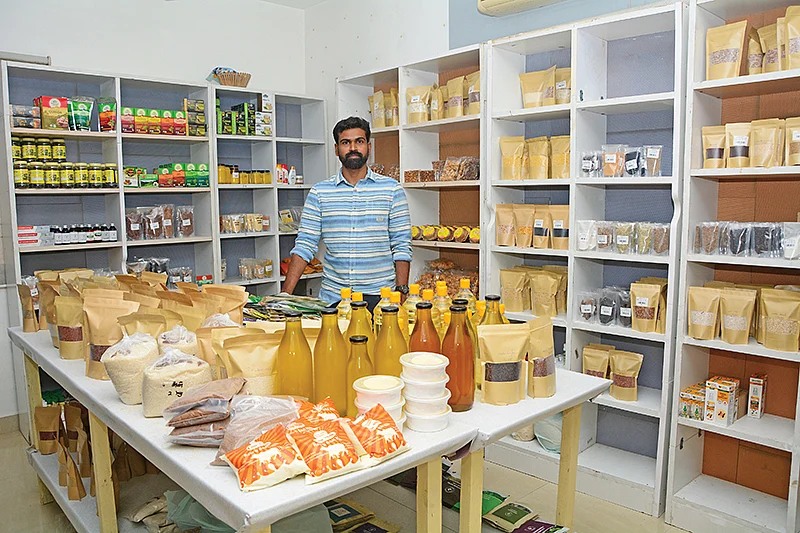 இயற்கை அங்காடியில் சதிஷ்குமார்