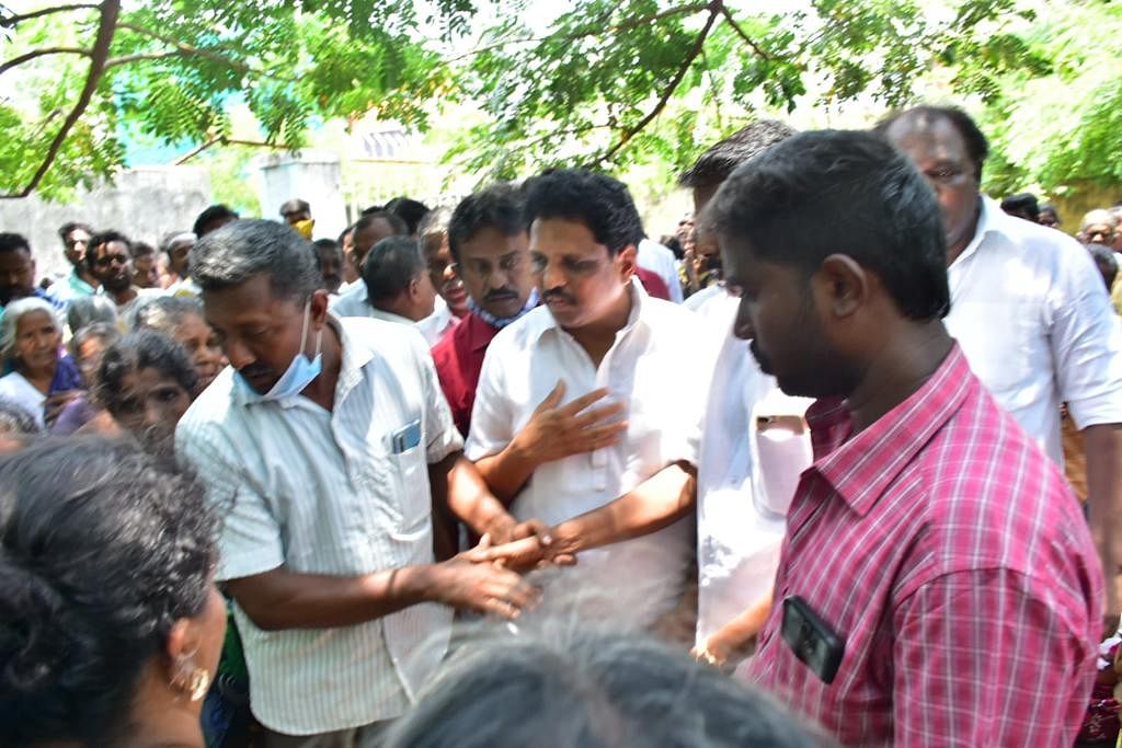 ஆறுதல் கூறும் சு.வெங்கடேசன்.எம்.பி