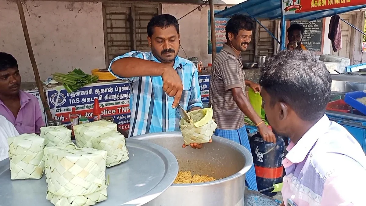 பனை ஓலைப் பெட்டியில் பிரியாணி பார்சல் செய்யும் மகேந்திரன்.