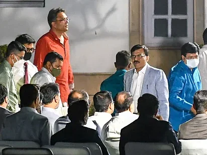 டெல்லி: கூட்டணிக் கட்சி எம்.எல்.ஏ-க்களுக்கு சரத் பவார் வைத்த விருந்தில் நிதின் கட்கரி!