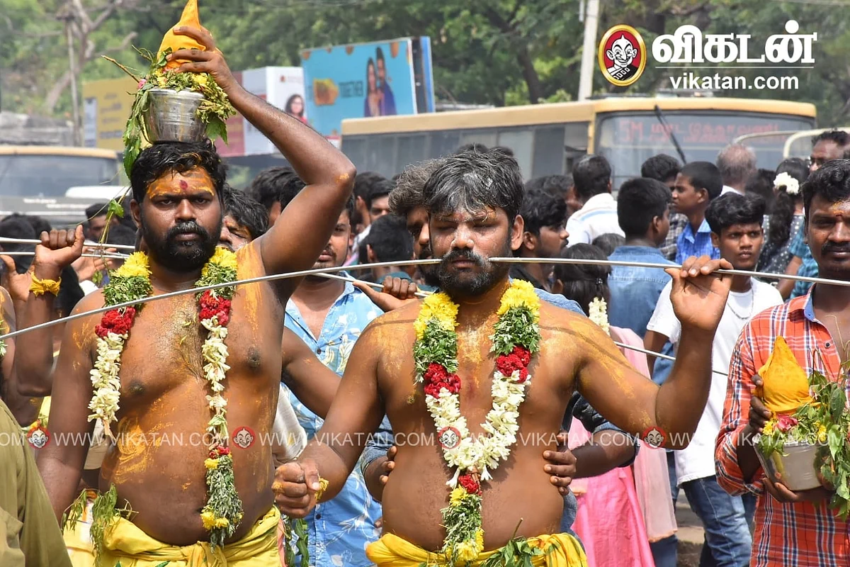 காவடியுடன் பக்தர்கள்