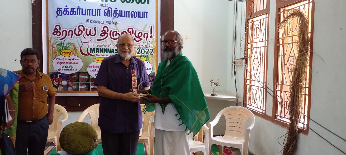 பாஸ்கருக்கு விருது வழங்கும் சுல்தான் இஸ்மாயில்