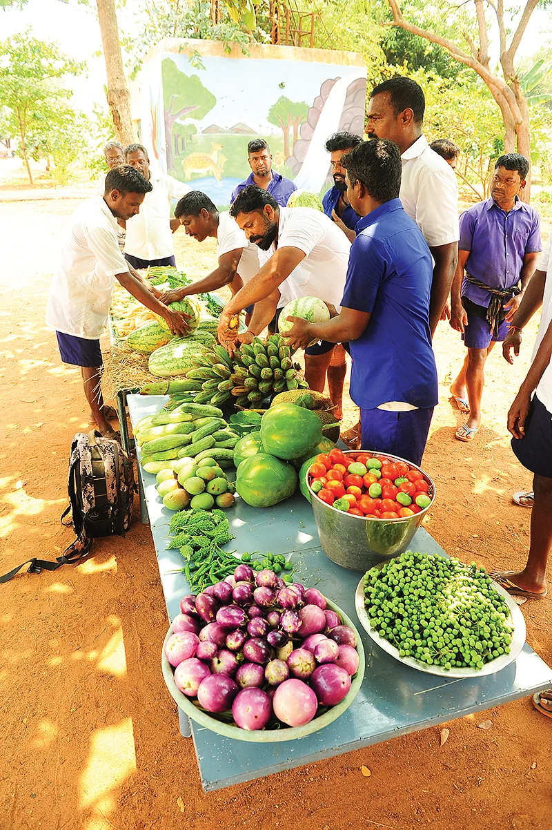 சிறைவாசிகள் விளைவித்த காய்கறிகளுடன்