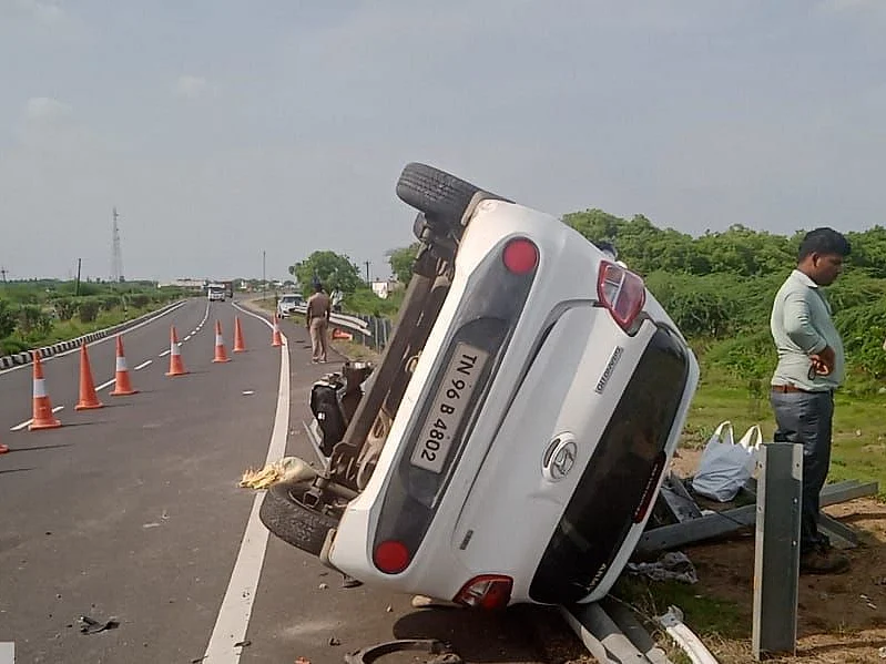 கார் மோதி நெடுஞ்சாலை பராமரிப்புப் பணியாளர்கள் 3 பேர் பலி - முன்னாள் ராணுவ வீரர்மீது வழக்கு!