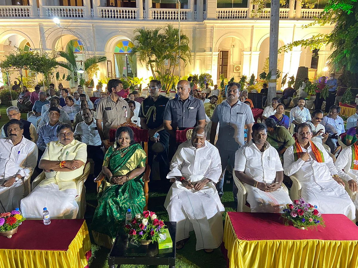தேநீர் விருந்தில் கவர்னர் தமிழிசை, முதல்வர் ரங்கசாமி