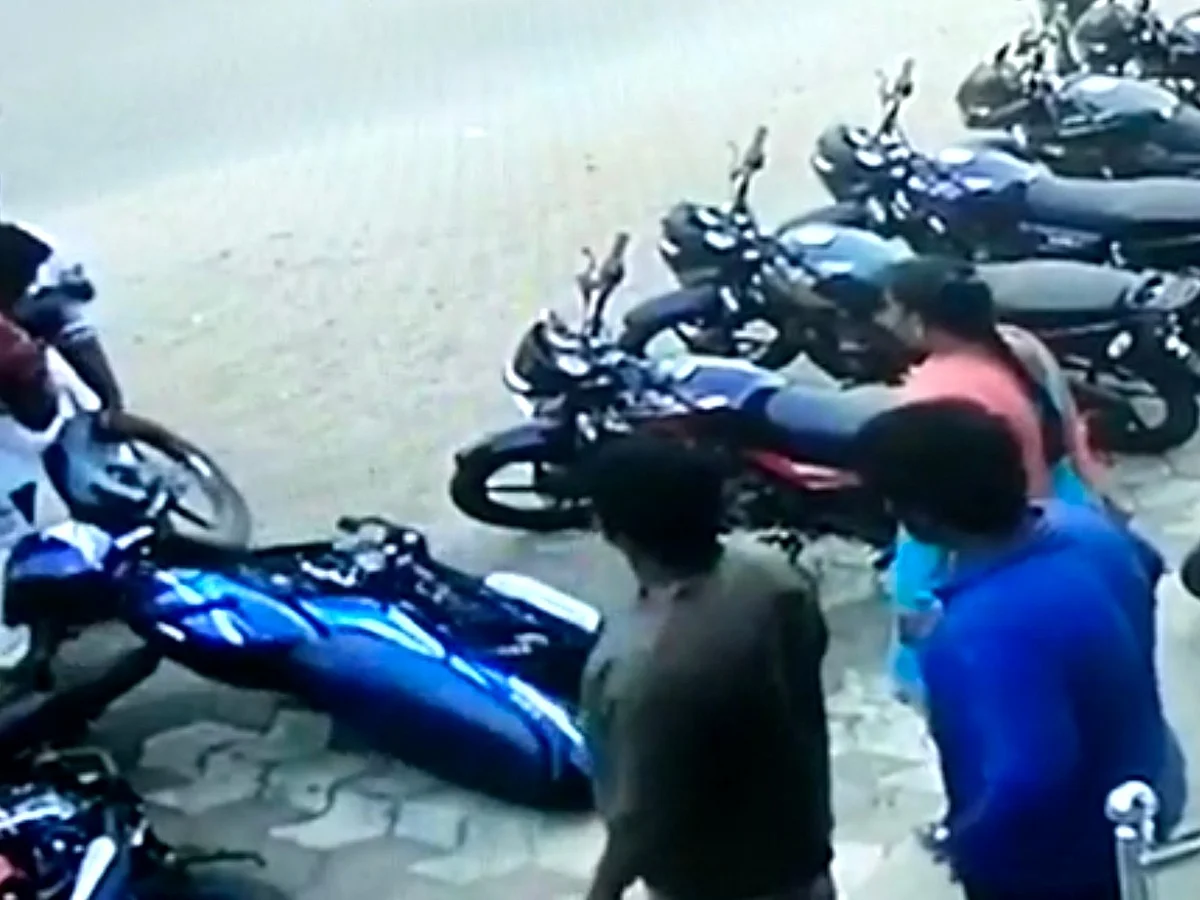 உட்கட்சித் தகராறு; டூ வீலர் ஷோ ரூமுக்குள் புகுந்து அடித்து நொறுக்கிய திமுக-வினர்! - என்ன நடந்தது?