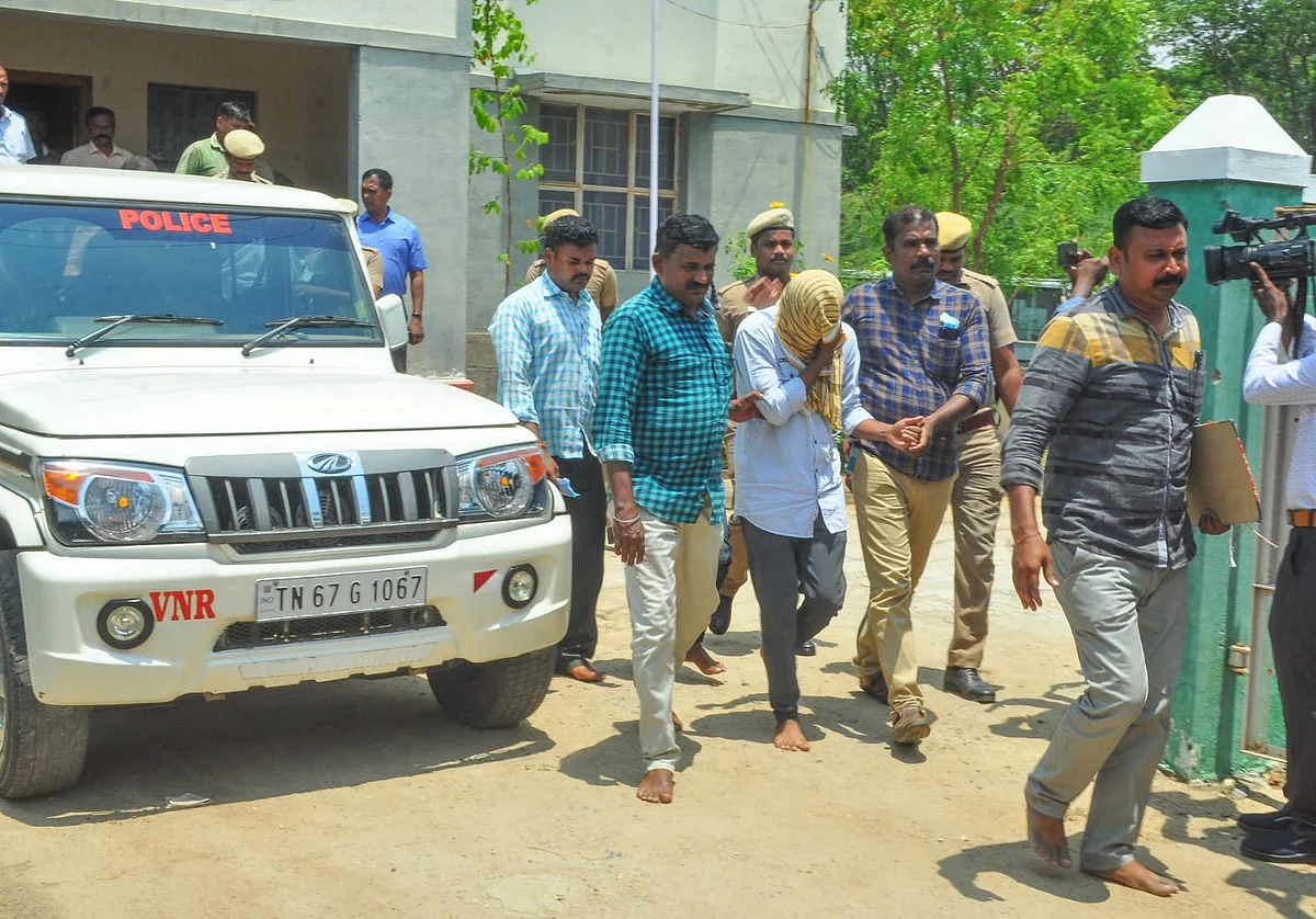 நீதிமன்றத்தில் ஆஜர்படுத்த அழைத்துச்சென்ற படம்