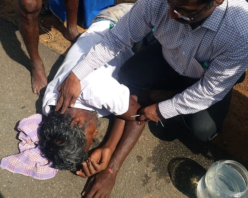 திடீரென மயங்கி விழுந்த முதியவர்; தக்க நேரத்தில் முதலுதவி செய்து உயிரைக்காப்பாற்றிய அரசு மருத்துவர்!