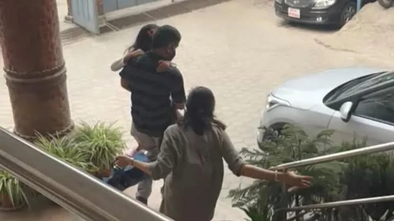 மகளை கொண்டு செல்லும் தந்தை