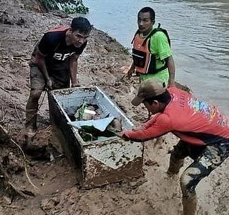 நிலச்சரிவில் புதைந்த வீடு; 20 மணிநேர மீட்புப்பணி... குளிர் சாதனப் பெட்டியில் ஒளிந்து தப்பிய சிறுவன்!