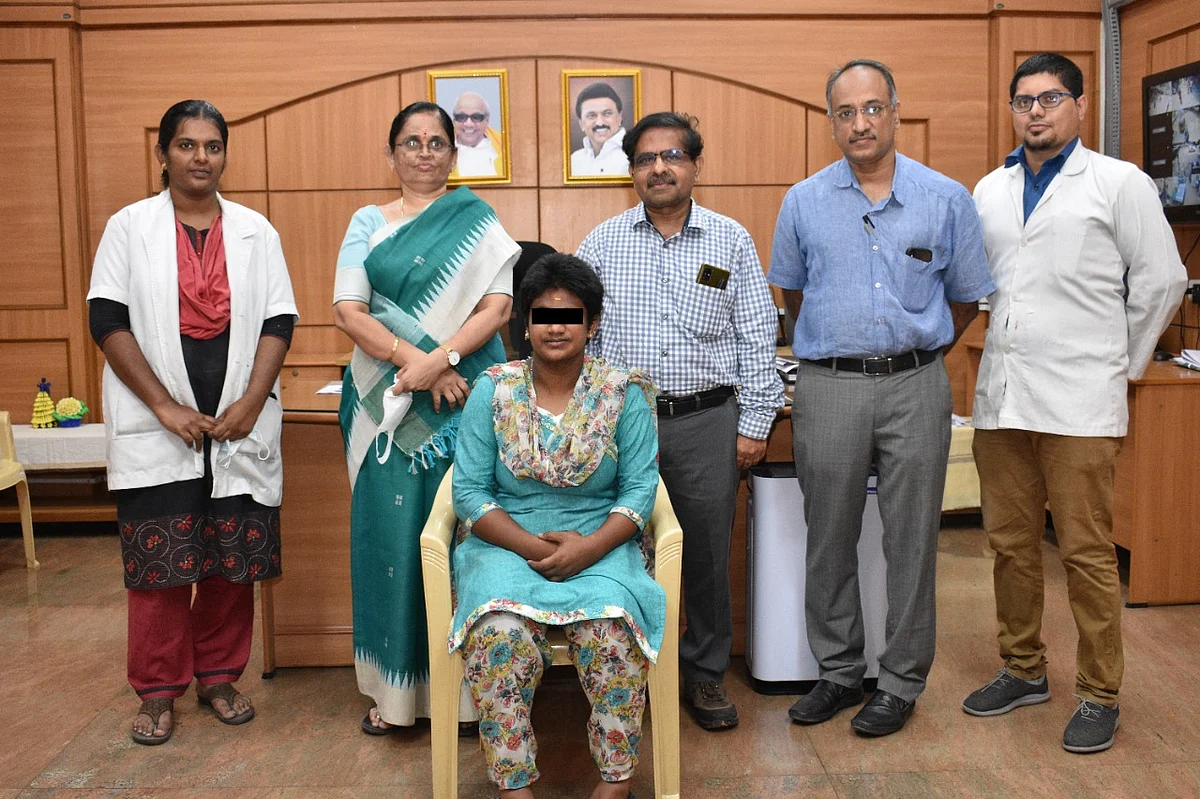 மருத்துவக் குழுவுடன் பெண்.