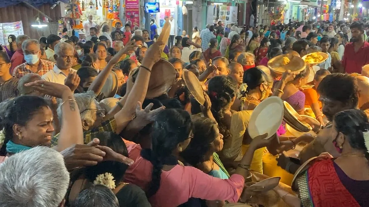பிரசாதம் வாங்க முண்டியடித்த மக்கள்