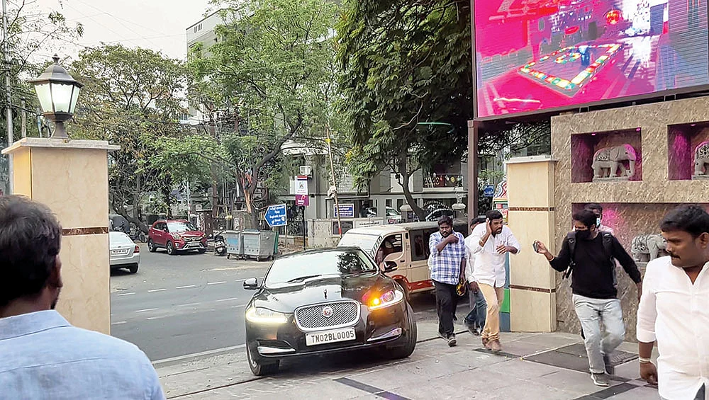 விஷாலும் கறுப்பு ஜாகுவாரும்!