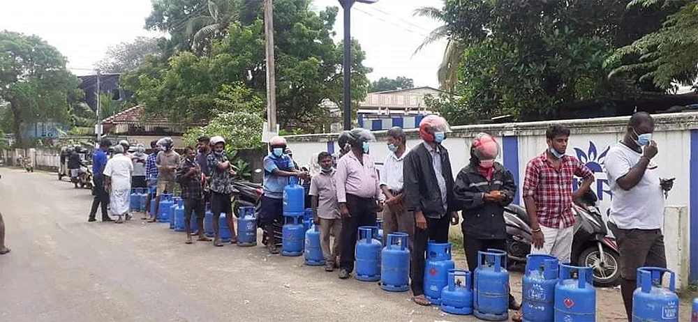 திண்டாடும் மக்கள்... தீர்வின்றித் திணறும் அரசு! - இலங்கையிலிருந்து நேரடி ரிப்போர்ட்!