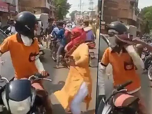 உணவு டெலிவரி ஊழியரை நடுரோட்டில் ஷூவால் அடித்த இளம்பெண்... வைரலான வீடியோ - என்ன நடந்தது?