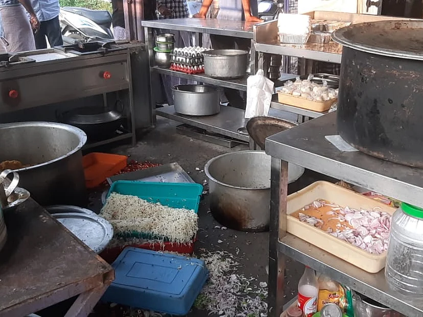நாகை: "எங்ககிட்டயே பணம் கேட்பியா?" - பிரியாணிக் கடையை அடித்து நொறுக்கிய அரசியல் புள்ளிகள்