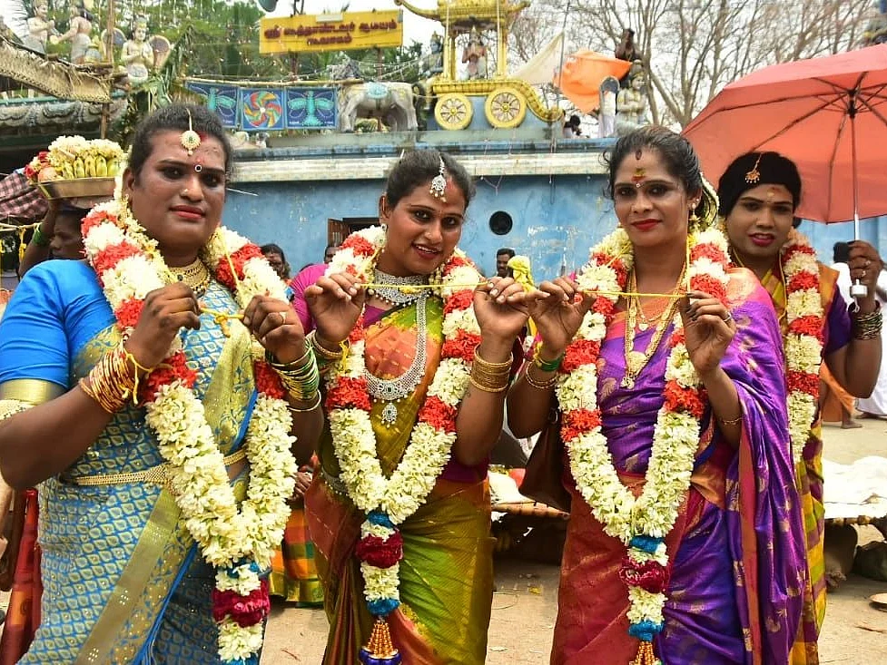 கூவாகம்: தாலி கட்டிக்கொள்ளும் திருநங்கைகள்; களைகட்டும் கூத்தாண்டவர் திருவிழா!