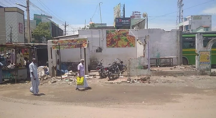 இடிக்கப்பட்ட கடைகள்