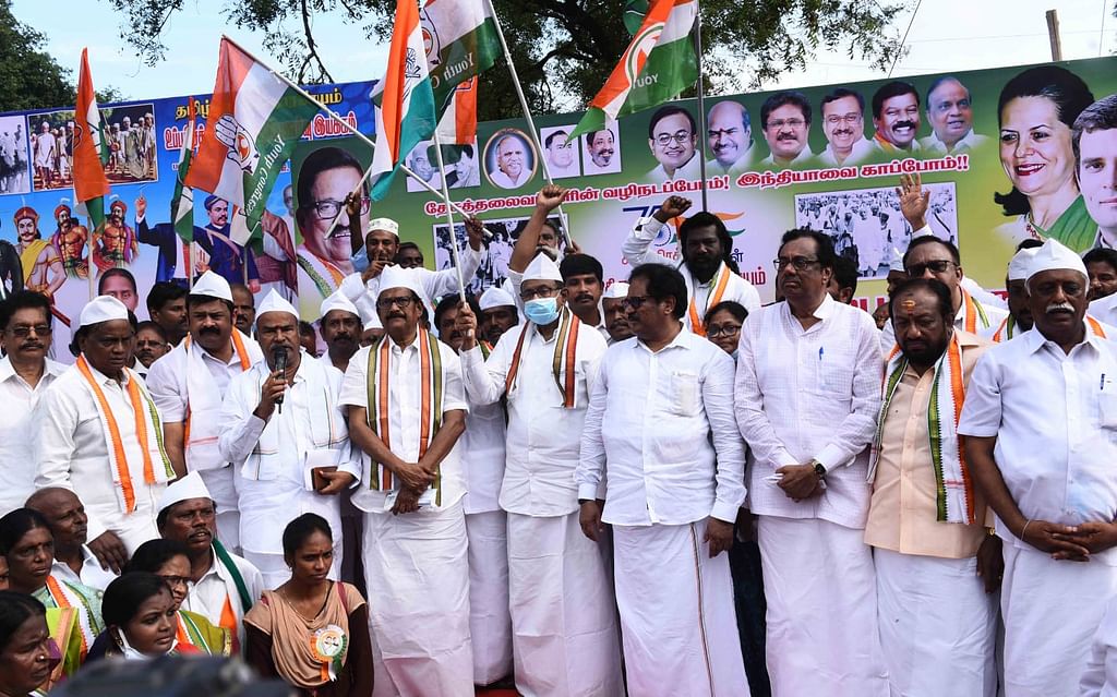மேடையில் காங்கிரஸ் தலைவர்கள்