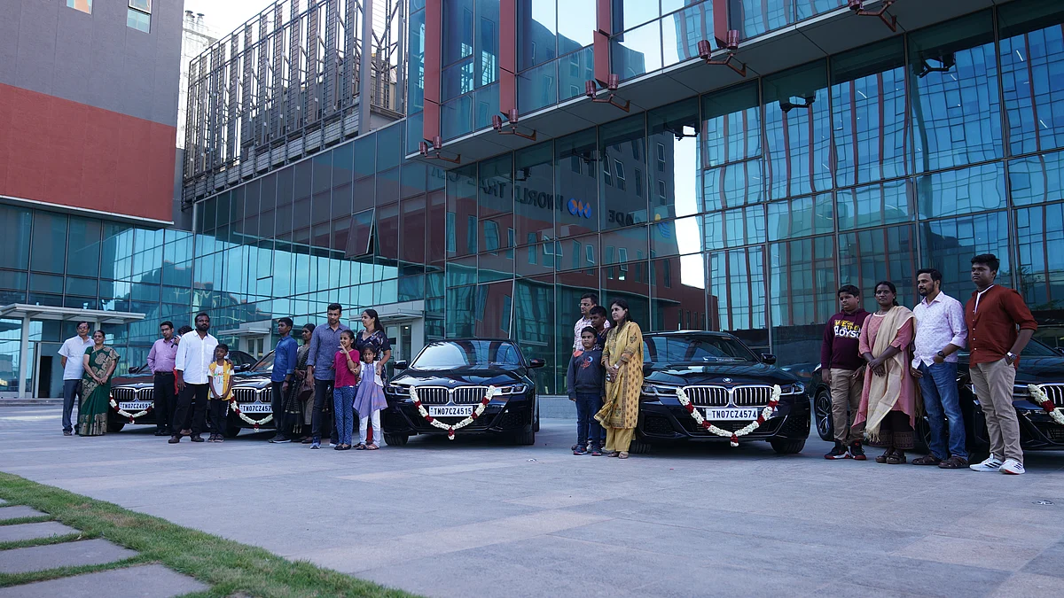 BMW கார்களுடன் ஊழியர்கள்