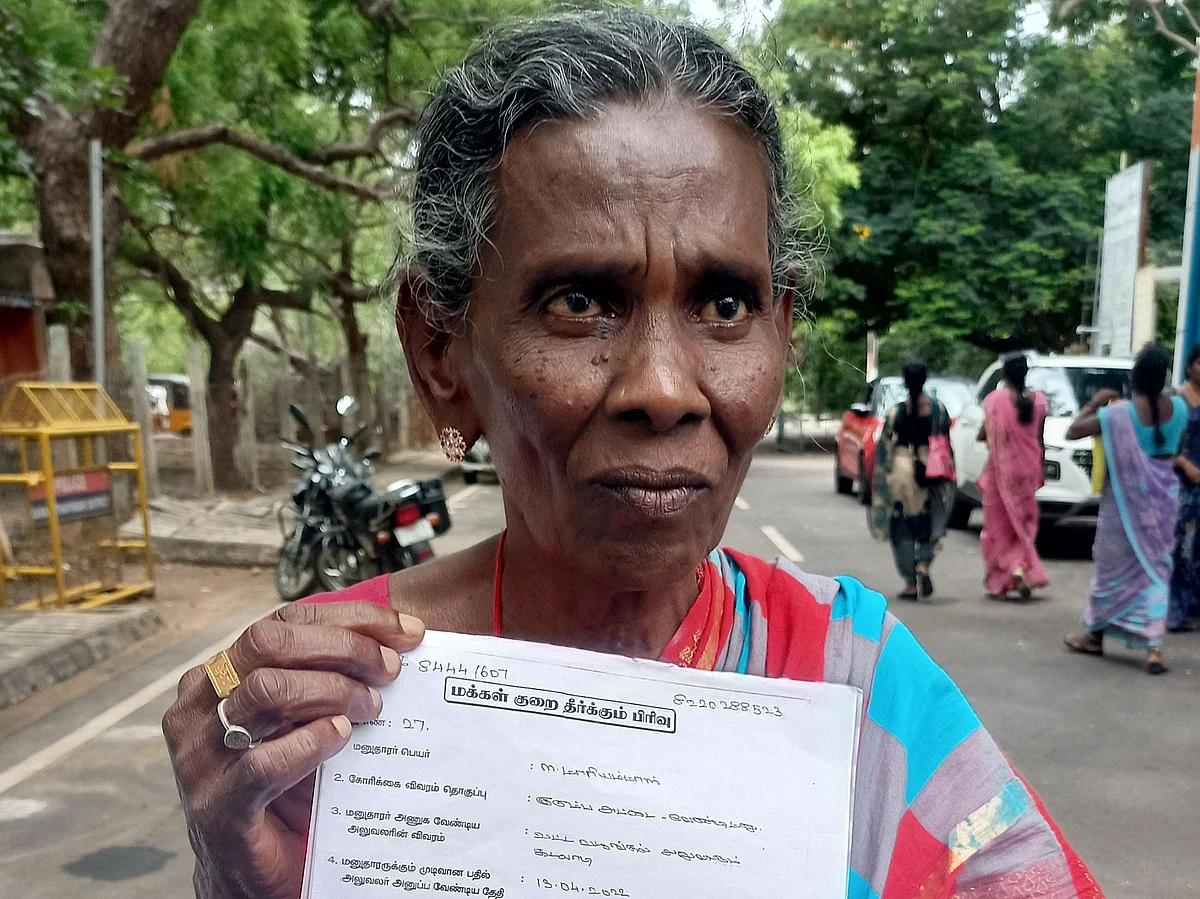 `உயிரோடுதான் இருக்கேன்..' - இறந்துவிட்டதாக ரேஷன் கார்டில் பெயர் நீக்கிய அதிகாரிகள் - மூதாட்டி வேதனை
