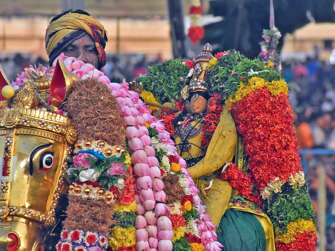 மதுரை: பச்சைப் பட்டுடுத்தி வைகை ஆற்றில் இறங்கிய கள்ளழகர்... மக்கள் பக்தி பரவசம்!