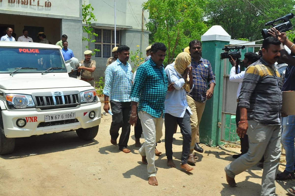நீதிமன்றத்தில் ஆஜர்படுத்த அழைத்துச்சென்ற படம்