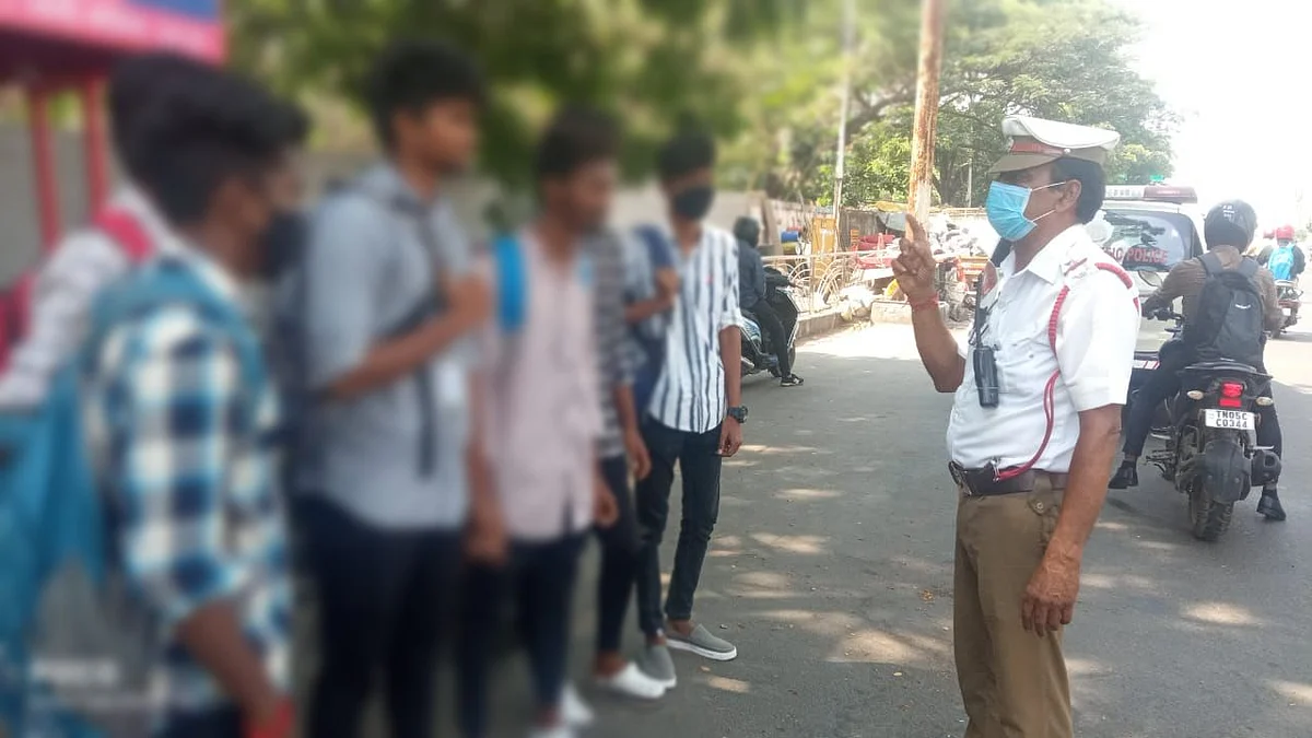 அறிவுரை வழங்கும் காவல்துறையினர்