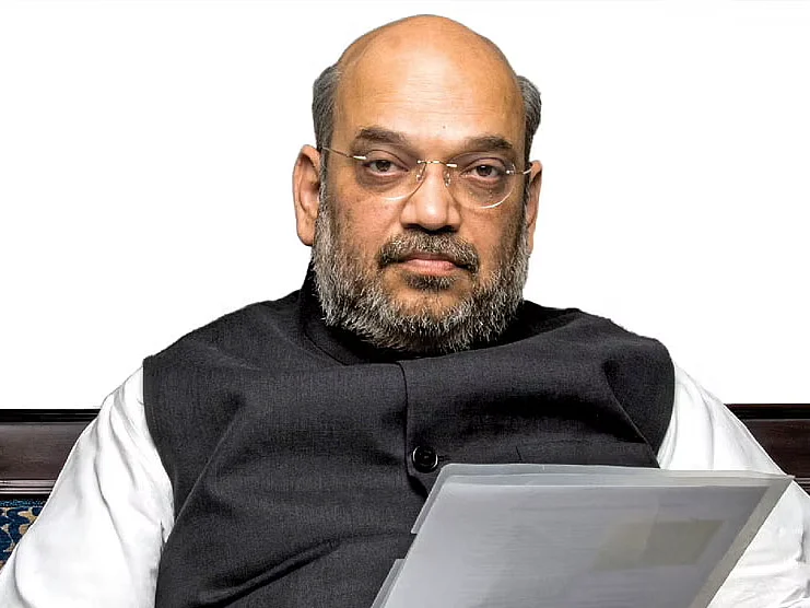 அமித் ஷா பற்ற வைத்த இந்தீ... பாஜக அரசின் திசை திருப்பும் அரசியலா?!