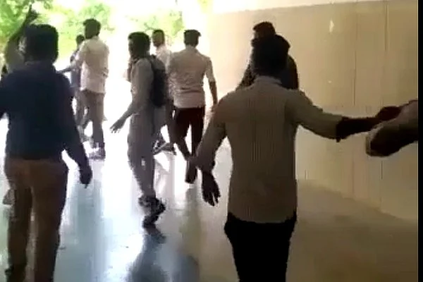 கல்லூரி மாணவர்கள்