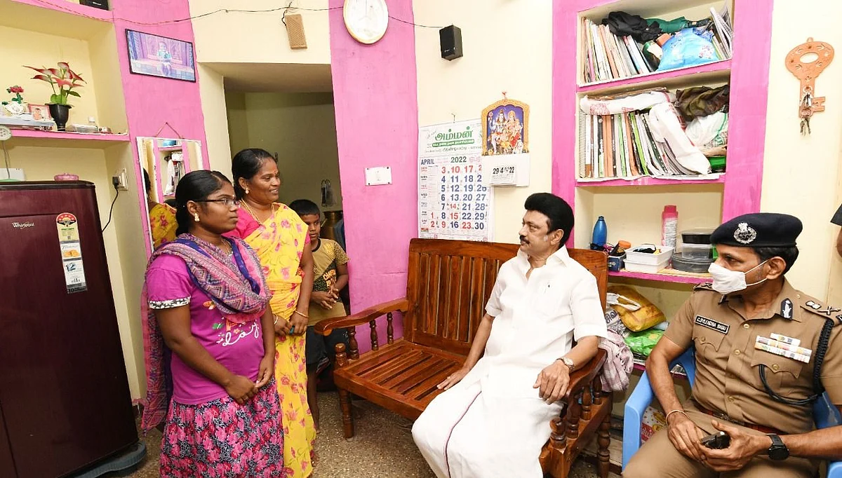காவலர் குடியிருப்பில் முதல்வர்