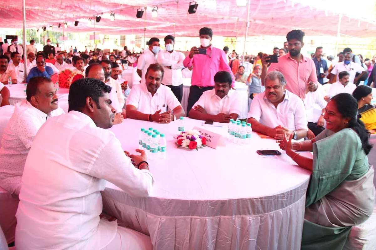 ஆளுநர் அளித்த தேநீர் விருந்தில்...