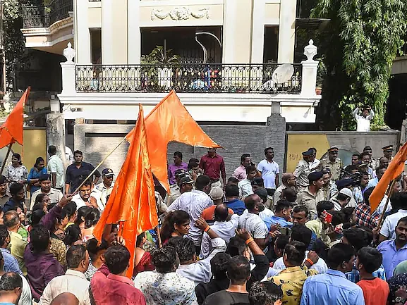 மகாராஷ்டிரா: முதல்வர் வீடு முன் ஹனுமான் பாடல் பாடமுயன்ற பெண் எம்பி கைது -பாஜக தலைவர் மீது தாக்குதல்