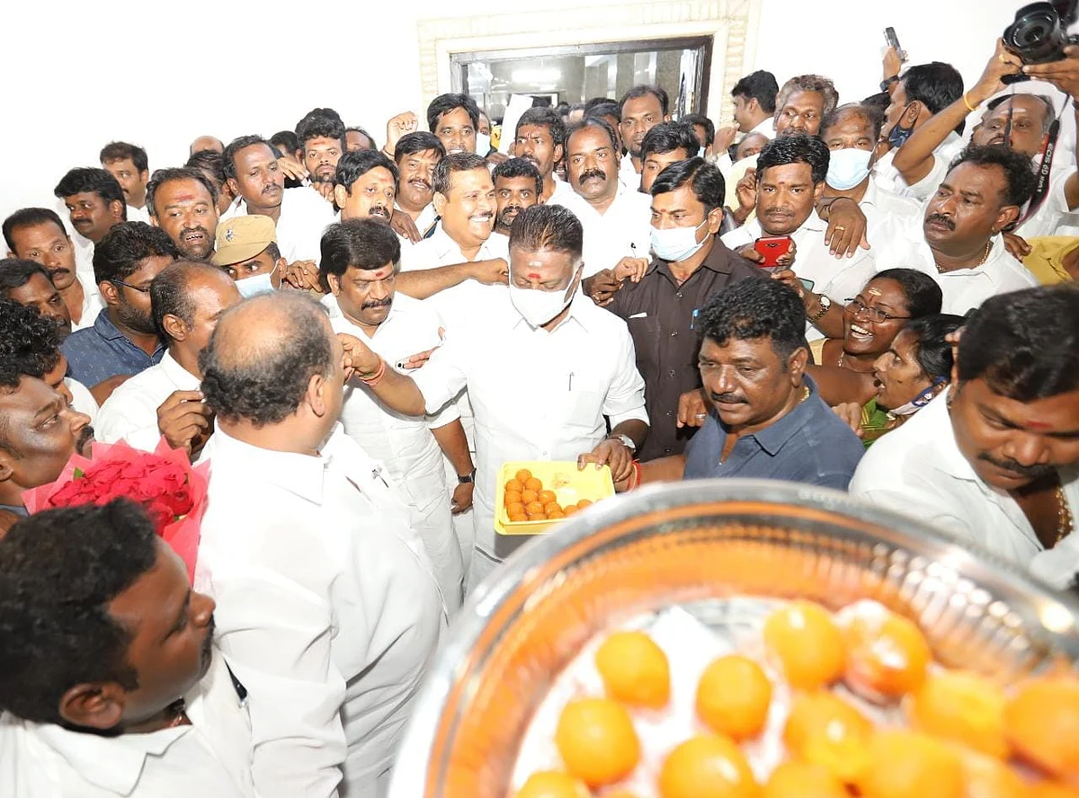 இனிப்பு வழங்கிய பன்னீர்