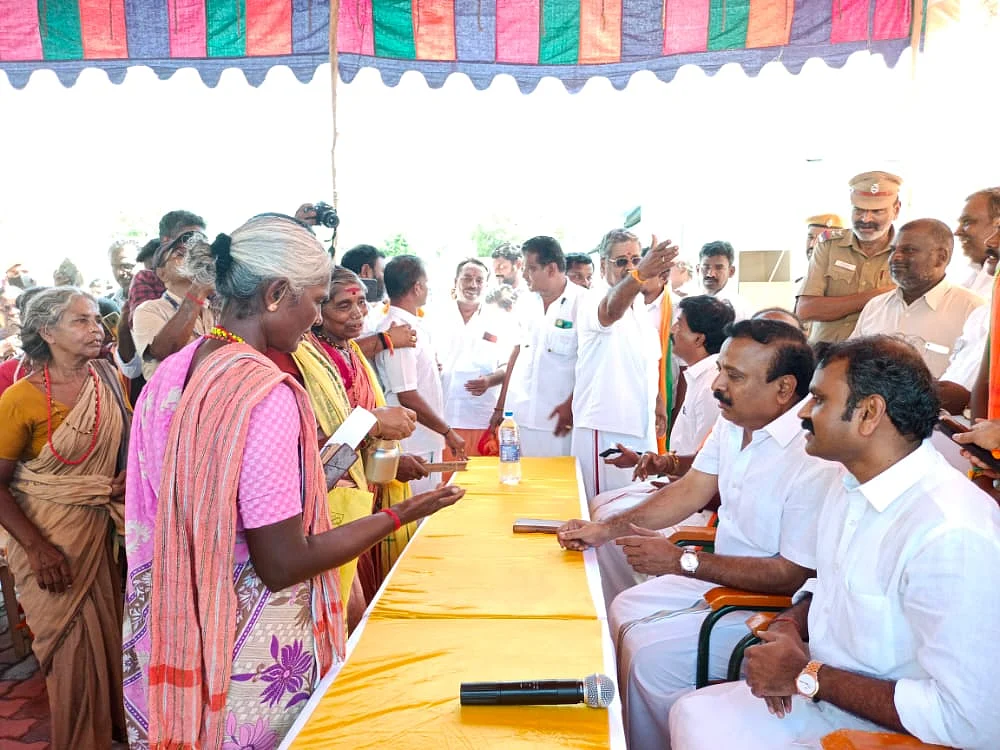 பழங்குடியினரிடம் குறைகேட்ட அமைச்சா்முருகன்