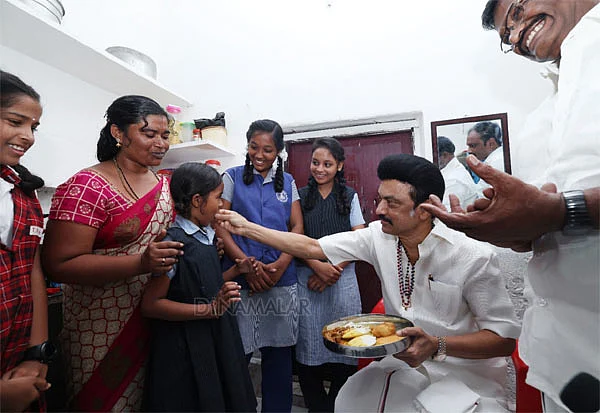 கறிக்குழம்பு இட்லியைக் குழந்தைக்கு ஊட்டிவிடும் முதல்வர் ஸ்டாலின்
