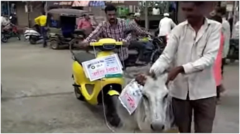 கழுதையில் கட்டி இழுத்து வரப்படும் ஸ்கூட்டர்