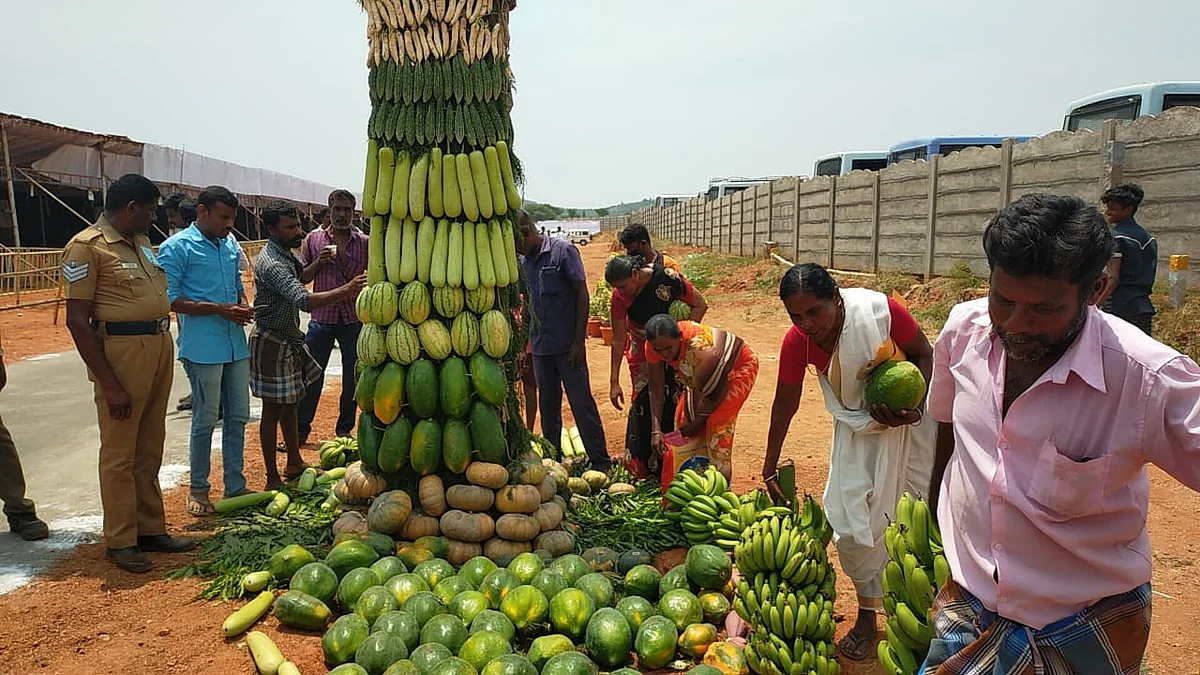 காய்கறிகளை அள்ளிச்சென்ற மக்கள்