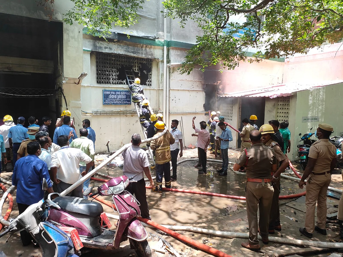 சென்னை: ராஜீவ் காந்தி அரசு மருத்துவமனையில் தீ விபத்து - தீயைக் கட்டுப்படுத்தும் பணி தீவிரம்