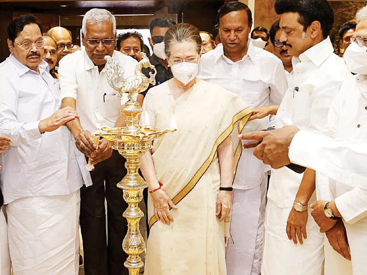 மிஸ்டர் கழுகு: எஸ்கேப் ஆன ராகுல்... கால் கடுக்க நின்ற சோனியா... கடைசியாகப் பரிசு வாங்கிய கனிமொழி...