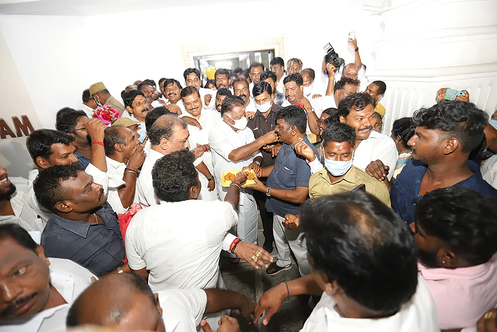 “பங்கைப் பிரி!” - அ.தி.மு.க பங்காளிச் சண்டை