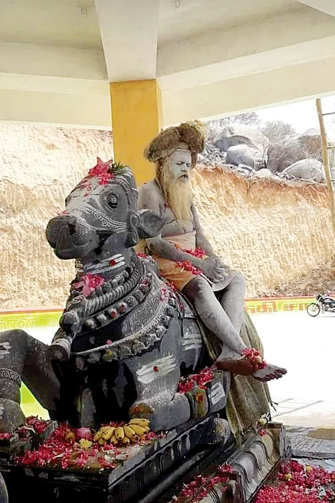 மில்க் பாத்... சிணுங்கல் நடனம்... ஜட்டி அபிஷேகம்... சர்ச்சை கிளப்பும் வேலூர் சாமியார்கள்!