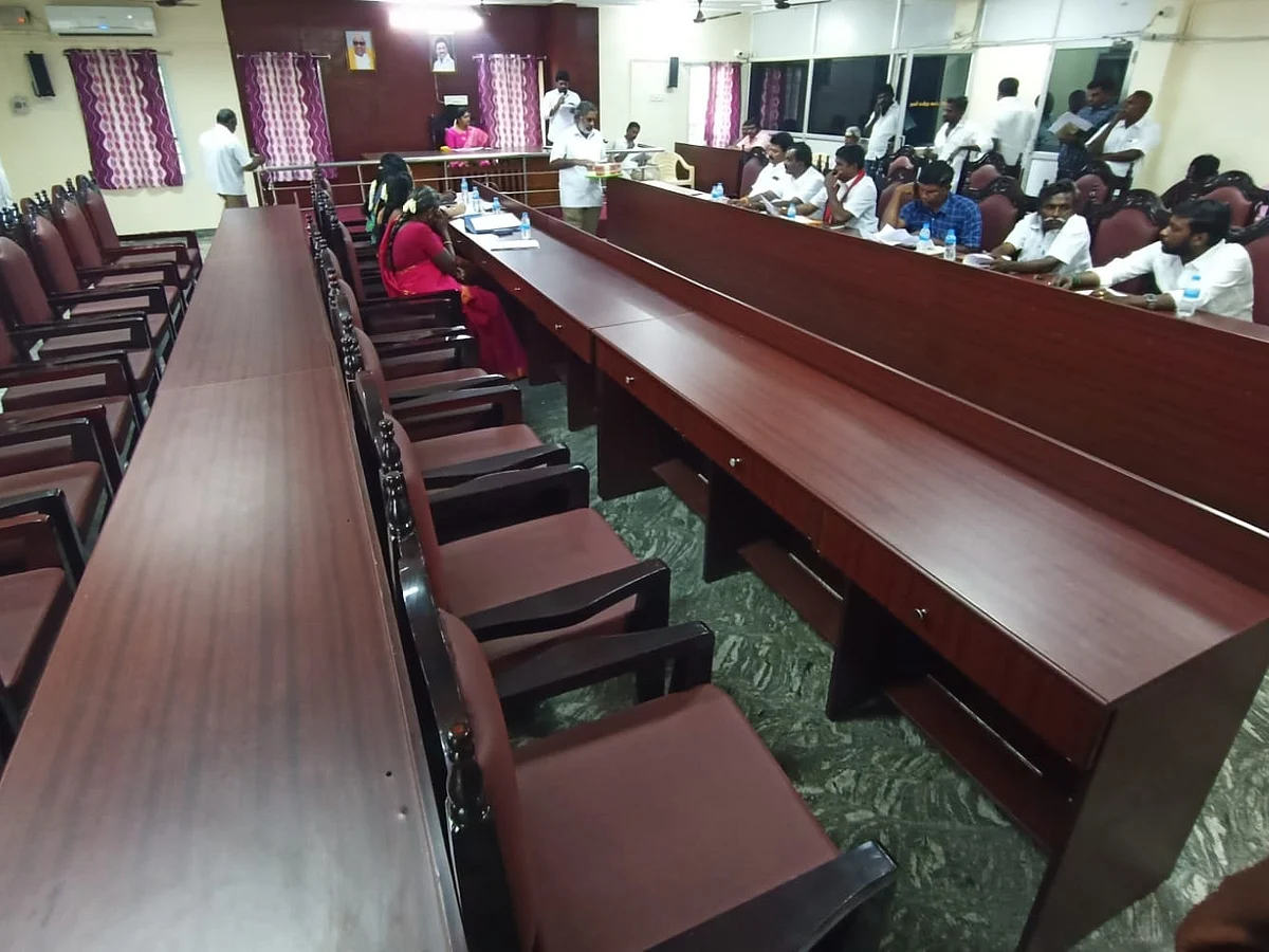 22 பேர் ஆப்சென்ட்; 2 பேர் வெளிநடப்பு! - தலைமையை மீறி நகராட்சித் தலைவரானவரின் முதல் கூட்டம் எப்படி?