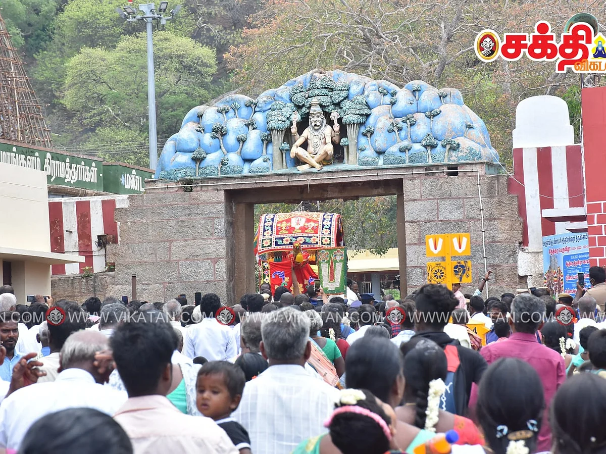 முடிவுறும் மதுரை சித்திரைத் திருவிழா; மக்கள் உற்சாகமாக வழியனுப்ப, அழகர்மலைக்குச் சென்றார் கள்ளழகர்!