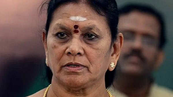 வேலை வாங்கி தருவதாக ரூ.76.50 லட்சம் மோசடி வழக்கு: நீதிமன்றத்தில் முன்னாள் அமைச்சர் சரோஜா சரண்!