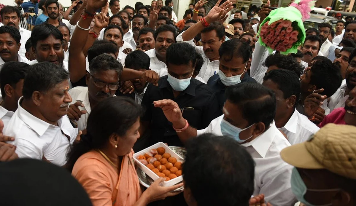 இனிப்பு வழங்கிய எடப்பாடி