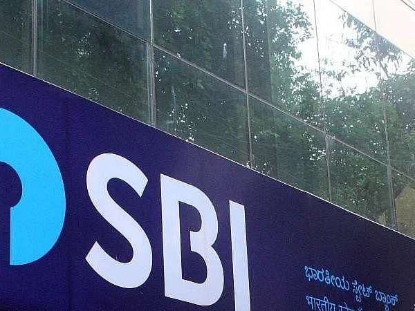SBI-ஐ தொடர்ந்து வட்டியை உயர்த்தும் பிற வங்கிகள்; எந்தக் கடனுக்கெல்லாம் EMI அதிகமாகப் போகிறது?